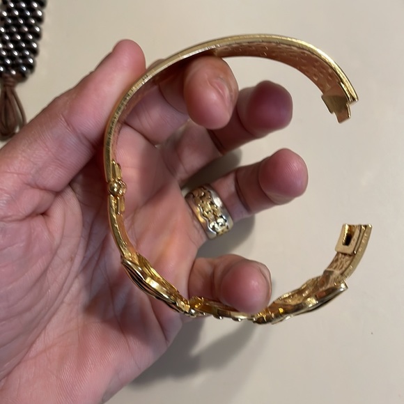 BOLD GOLDEN METAL AND BLACK PANTHER STYLE STATEMENT CLAMPER BANGLE CUFF BRACELET - Picture 4 of 7